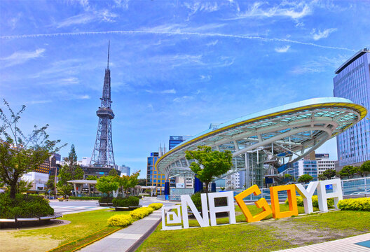 Nagoya, Aichi, Japan - May 27, 2023: 愛知県名古屋市の都市風景、名古屋テレビ塔と名古屋オアシス21の景観。この名古屋の名称のアルファベットのロゴは、観光客の撮影スポットで有名です。