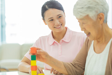 シニア女性と介護士