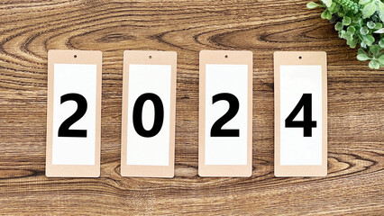 2024文字入り4枚のラベル_茶板と緑背景