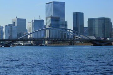 隅田川に架かる築地大橋と高層ビル群