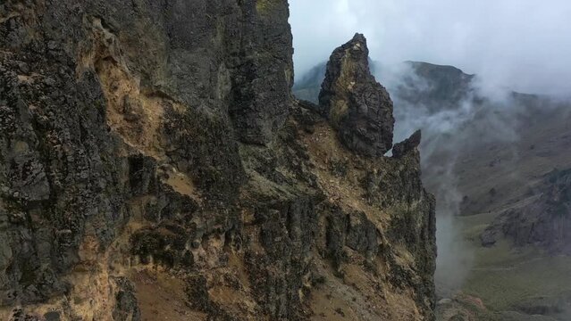 Vuelo al lado de un muro de rocas.