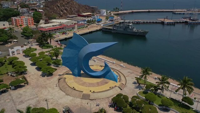 Vuelo circular en escultura Pez Vela Manzanillo