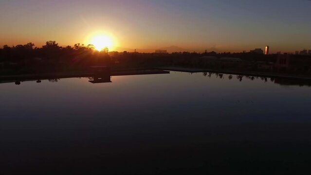 Reflejo de atardecer en un espejo de agua.
