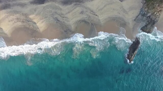 Vuelo por encima de las olas y mar.