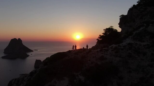 Ibiza Atardecer desde lo alto de las monta&ntilde;as de Es Cubells con vistas a Es Vedra con Drone