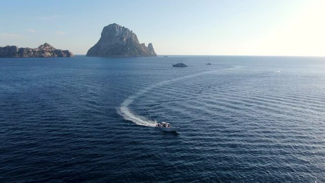 Ibiza barco en Cala d'hort a vista de drone con Es Vedra de fondo