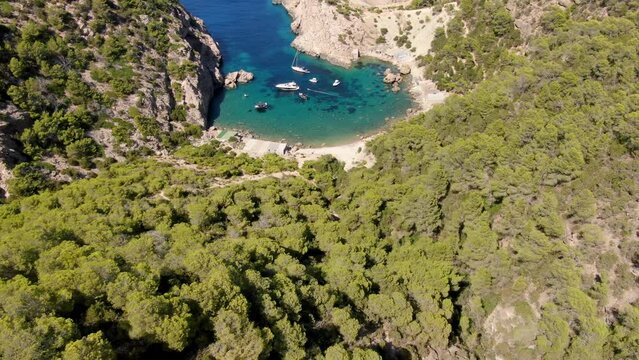 Ibiza Cala Es Portitxol, playa rec&oacute;ndita y espectacular a vista de Drone