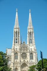 Fototapeta na wymiar Votivkirche in Vienna on a sunny day. neo-Gothic style 