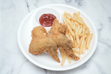 Crispy chicken wings with fries