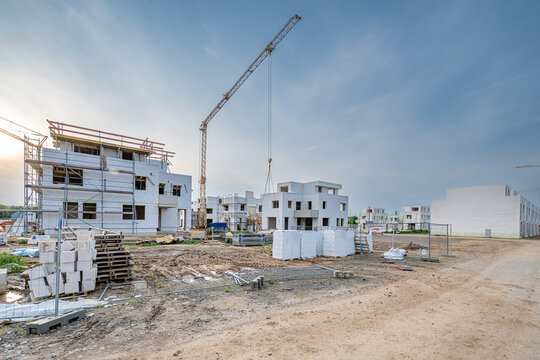 Neubau H&auml;user mit Kran auf Baustelle