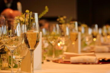 白色のテーブルクロスに置かれた複数のワインと注がれたシャンパン。