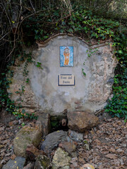 Fuente de montaña seca