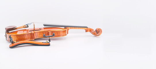immagine primo piano di violino acustico e poggiaspalla su superficie bianca