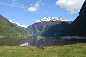 Fototapeta premium Campingplatz und Wasserfall Geirangerfjord Norwegen