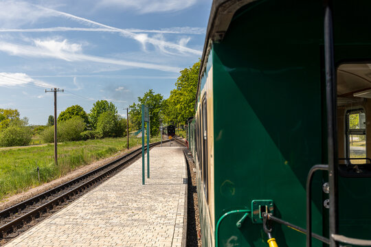 Mit der Schmalspurbahn - Dampflock Dampfzug - am Bahnhof in Baabe auf Rügen - Rasender Roland