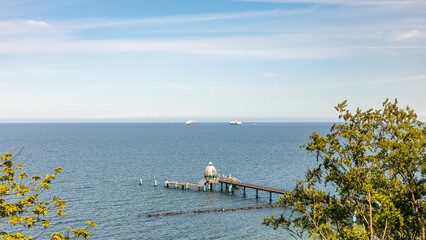 Hochufer mit Wald und Blick auf die Ostsee und die Seebrücke von Sellin - LNG Schiffe in der Bucht vor Mukran