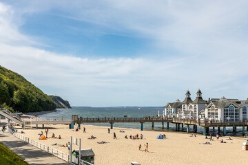 Hochufer und Blick auf die Ostsee, den Strand und die Seebrücke von Sellin - LNG Schiffe in der Bucht vor Mukran