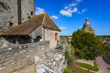 Collegiate Church of Saint Quiriace as seen from the guard house of the Tour César (