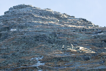 wczesnowiosenny krajobraz górski z resztkami śniegu i skałami