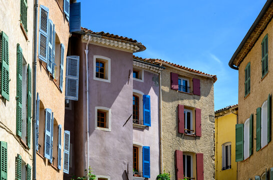 Fa&ccedil;ades color&eacute;es de Cotignac