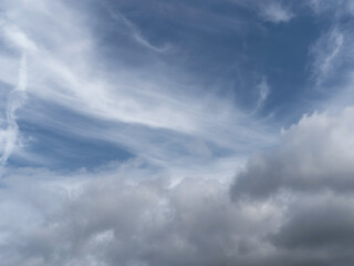 Natur Strukturen  milde Farben, Wolken über Marburg