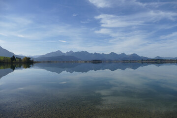 Landschaft Berge Spiegelung Wasseroberfläche Bayern am See Herbststimmung