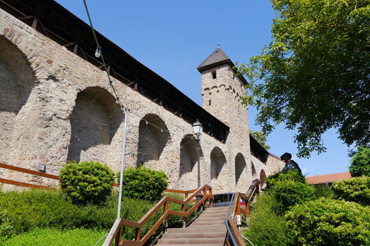 Grauer Turm an der Stadtmauer in der Altstadt von Kirchheimbolanden