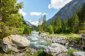 Wanderweg entlang eines Gebirgsbaches im Stilluptal in Österreich