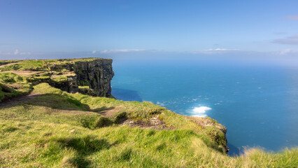 Fototapeta na wymiar Moher cliffs and atlantic ocean in Ireland