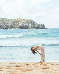 Fototapeta na wymiar mulher posando com o mar com uma ilha de funto