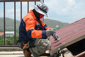 Fototapeta Professional engineer worker installing solar panels system on rooftop obraz