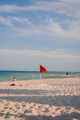 Bandera roja en playa