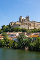 Fototapeta na wymiar Cathédrale Saint-Nazaire de Béziers surplombant l'Orb depuis les berges du fleuve