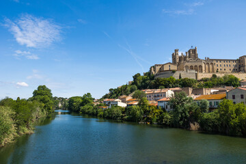 Fototapeta na wymiar Cathédrale Saint-Nazaire de Béziers surplombant l'Orb depuis les berges du fleuve