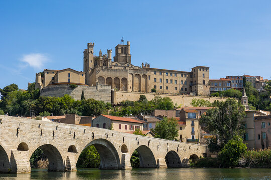 Cathédrale Saint-Nazaire de Béziers surplombant le Vieux Pont sur l'Orb