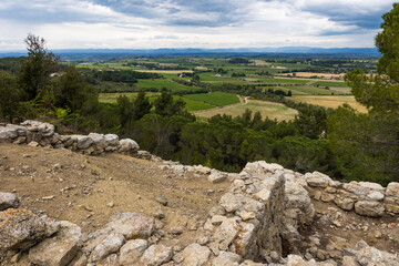 Fototapeta na wymiar Paysage sur la plaine jusqu'aux montagnes du Haut-Languedoc depuis les vestiges de l'Oppidum d'Ensérune
