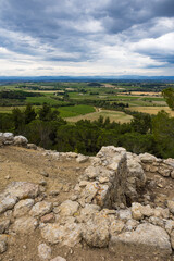Fototapeta na wymiar Paysage sur la plaine jusqu'aux montagnes du Haut-Languedoc depuis les vestiges de l'Oppidum d'Ensérune