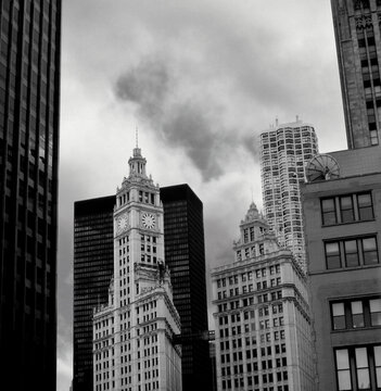 Fototapeta Building in black and white (chicago)