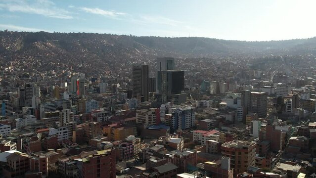 Ciudad de la Paz, con cielo despejado y se observa la Casa Grande del Pueblo y el edificio de la Asamblea Legislativa Plurinacional.