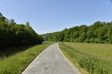 Chemin de halage le long de la Sambre entre champs ,prairies et bois dans une nature pittoresque entre Thuin et Montigny-le-Tilleul 