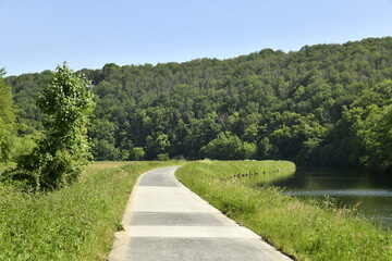 Chemin de halage le long de la Sambre entre champs ,prairies et bois dans une nature pittoresque entre Thuin et Montigny-le-Tilleul 