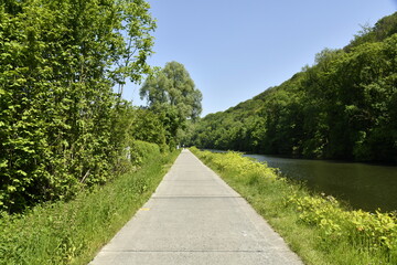 Chemin de halage bétonné longeant la Sambre à Landelies (Montigny-le-Tilleul )