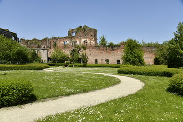 Le parc aménagé entre les ruines de l'abbaye d'Aulne à Thuin 