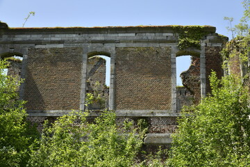 Les vieux murs encore debout parfois couvert de végétation des bâtiments en ruines de l'abbaye...