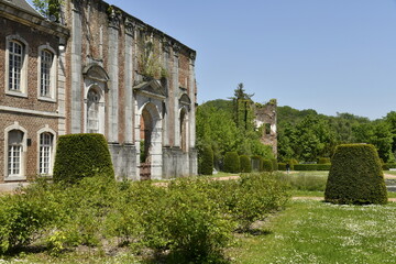 Fototapeta na wymiar Le parc aménagé entre les ruines de l'abbaye d'Aulne à Thuin 