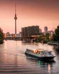 Berlin Sommer Abend an der Spree mit Fernsehturm © BERLIN-BELICHTET.DE