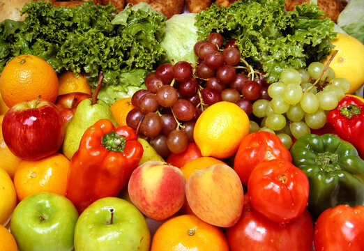 Delicious fesh fruits and vegetables for a healthy and balanced diet