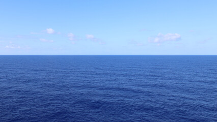 Obraz premium Big blue ocean under big blue sky