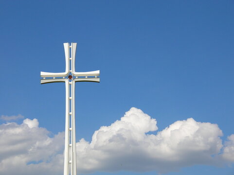 A white cross with blue sky in the background