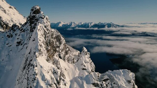 Monta&ntilde;as nevadas. Invierno en la cordillera de la Patagonia. Vuelos de drone sobre las monta&ntilde;as.